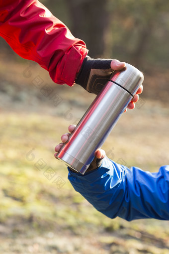 暗色调拿<strong>水壶</strong>的登山者摄影图