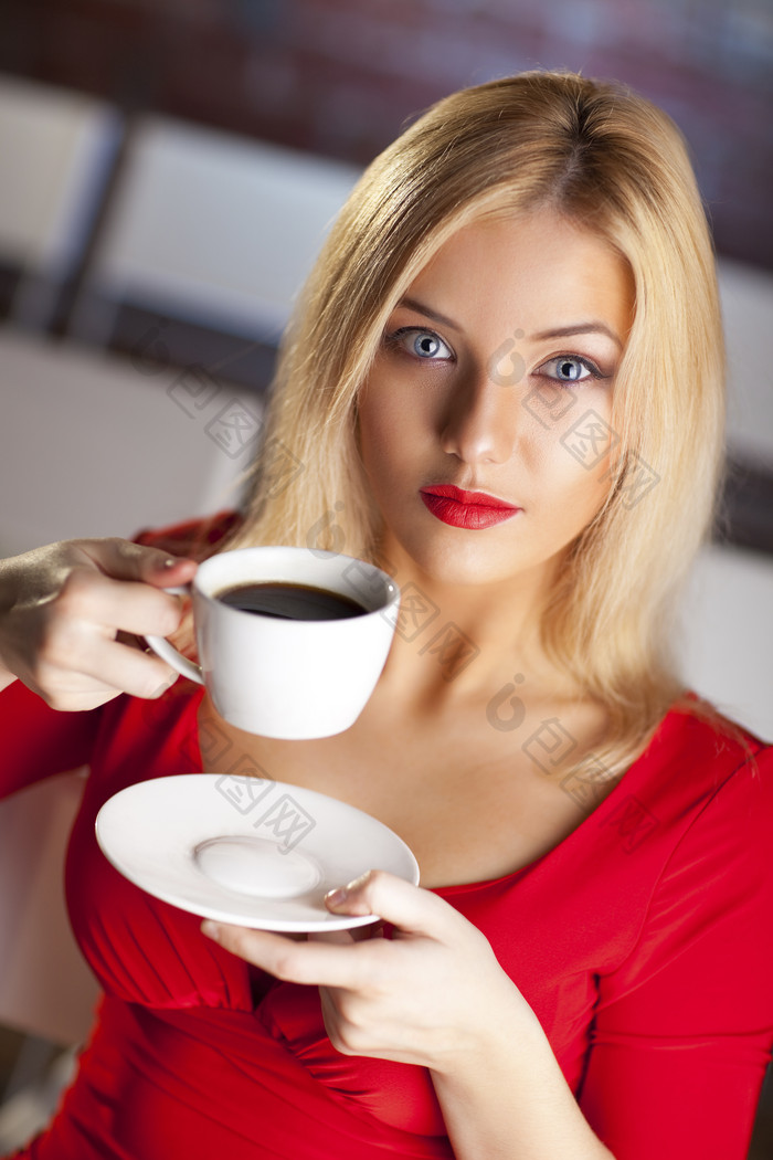 喝咖啡的红裙女人图片摄影图