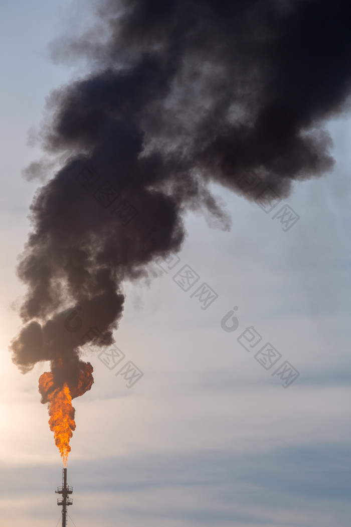 污染石油炼油厂烟柱
