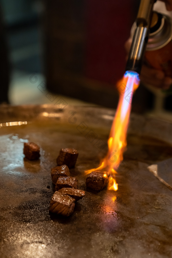 铁板烧喷火烹饪的牛肉