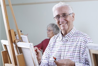 练习画画的老年人摄影图