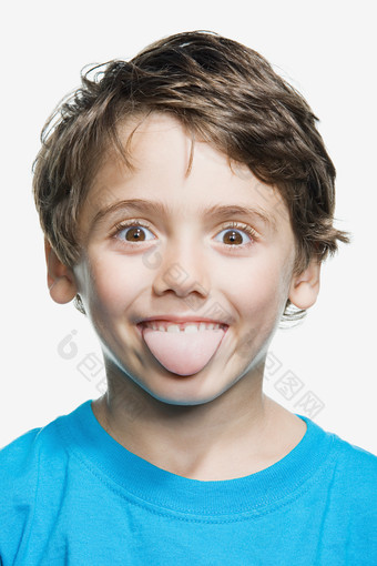 简约吐舌头的小孩摄影图