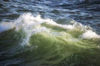 绿色的海浪浪花摄影图