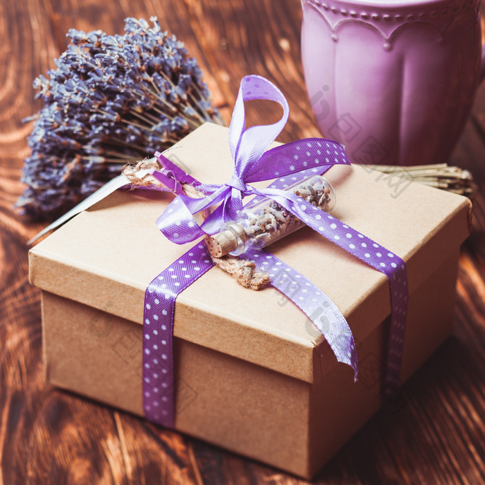 礼品盒和紫色杯子摄影图
