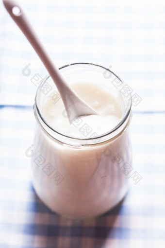 玻璃杯里的酸奶摄影图
