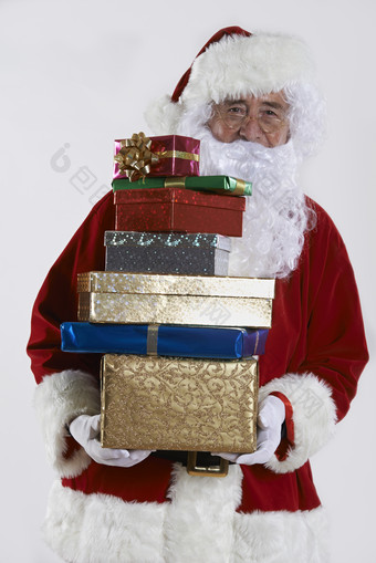 圣诞老人拿着各种<strong>礼物盒</strong>