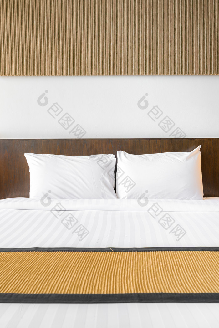 暗色调旅店的床摄影图