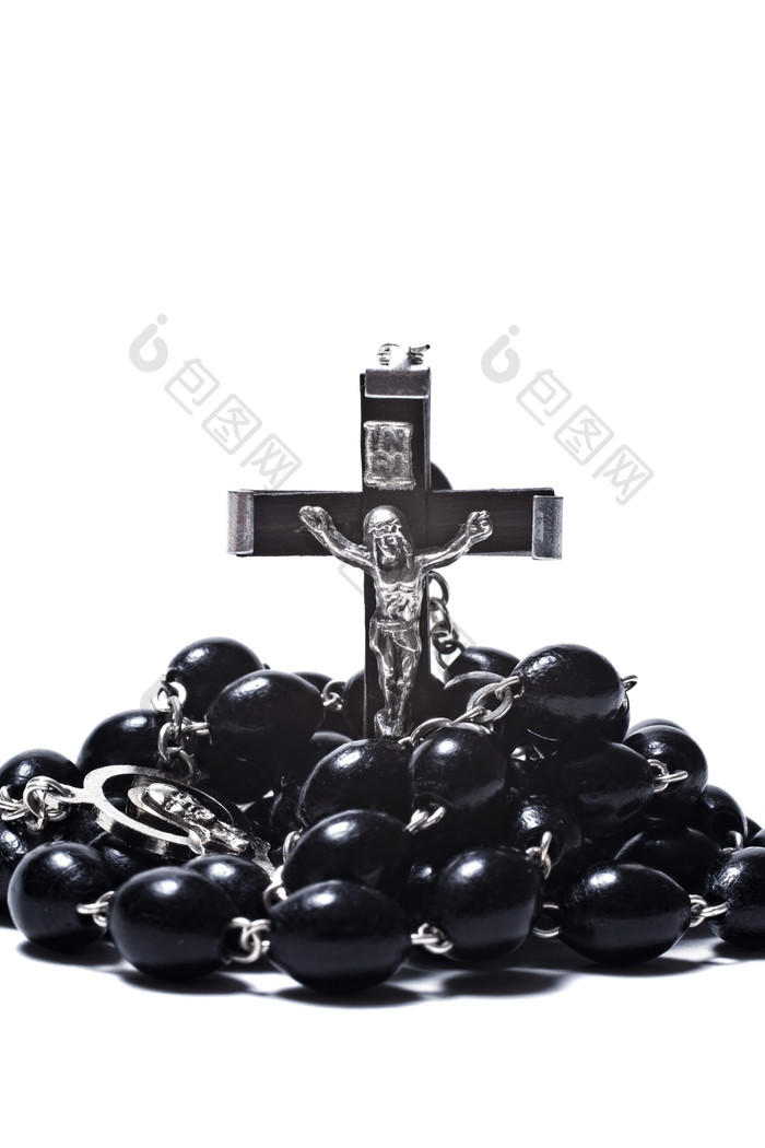 黑白风格十字架项链摄影图