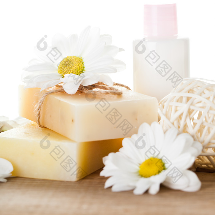 香皂和白色花朵摄影图