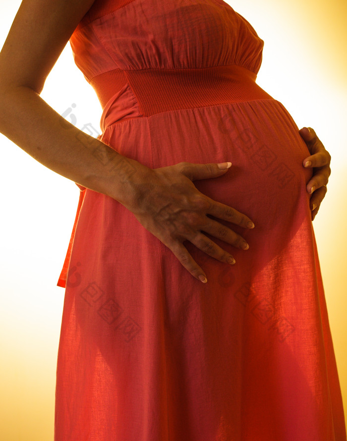 摸着肚子的孕妇摄影图