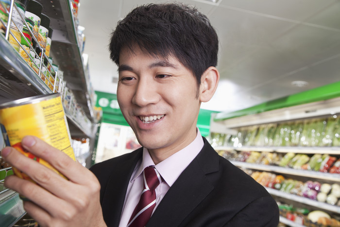 男人超市购物购物篮选购零食食物微笑摄影图