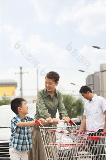 购物车女人小男孩母亲<strong>妈妈</strong>推车超市购物<strong>摄影</strong>