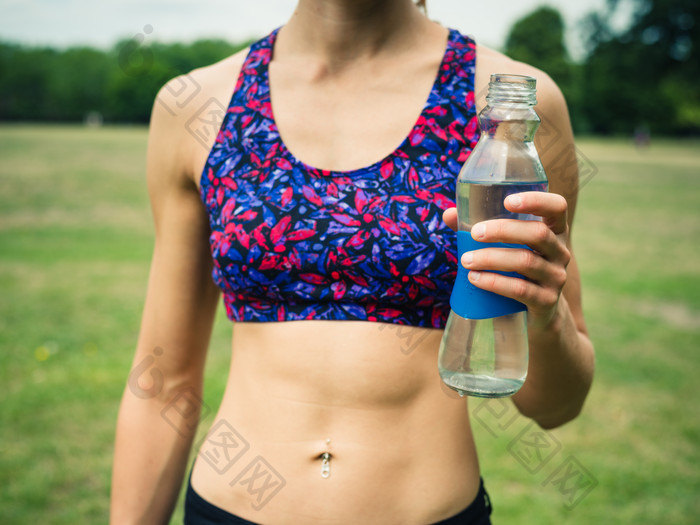 绿色调喝水的健身者摄影图