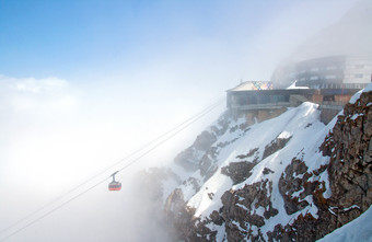 蓝色调漂亮的雪山摄影图