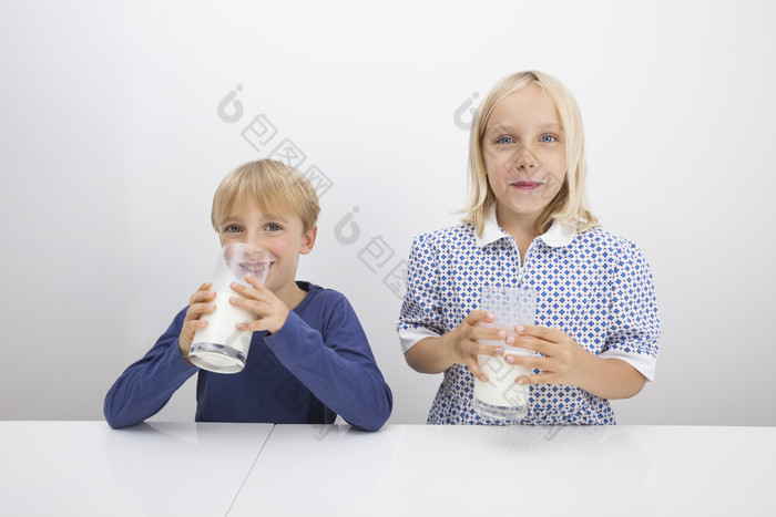 深色调在喝牛奶的孩子摄影图