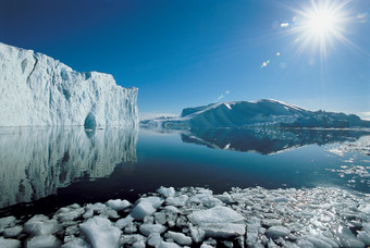 冰山海洋倒影摄影图