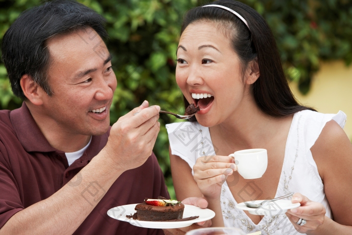 男人给女孩喂食