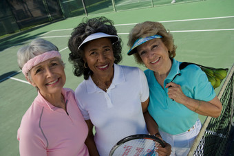 暗色调打网球的老妇人们摄影图