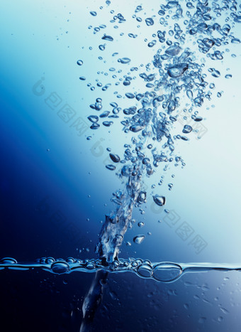 蓝色调漂亮水滴摄影图