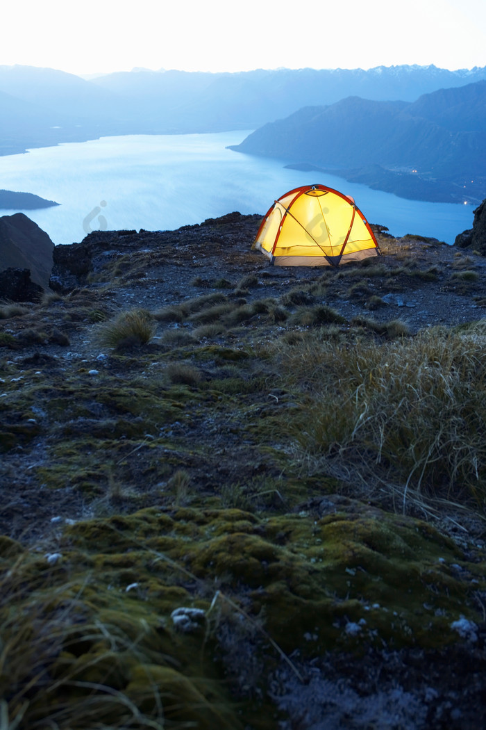 暗色调登山露营摄影图