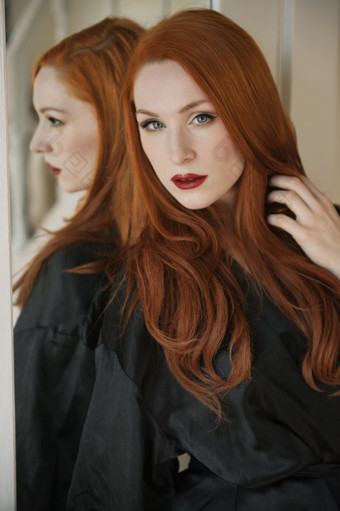暗色调红发女人摄影图
