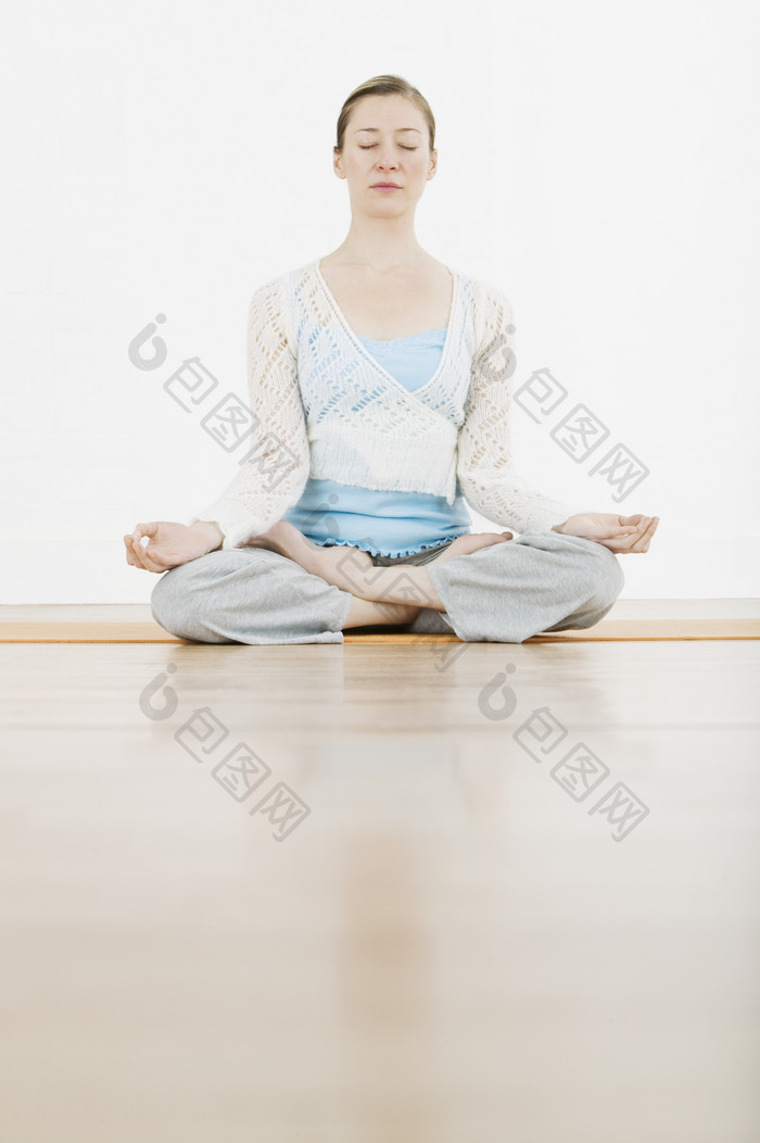 瑜伽打坐的女人摄影图