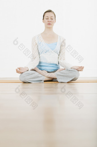 <strong>瑜伽打坐</strong>的女人摄影图