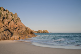 海滩边的<strong>石头山</strong>摄影图