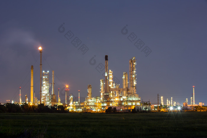 石油工厂夜景摄影图