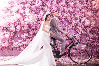 骑自行车拍婚纱照的夫妻