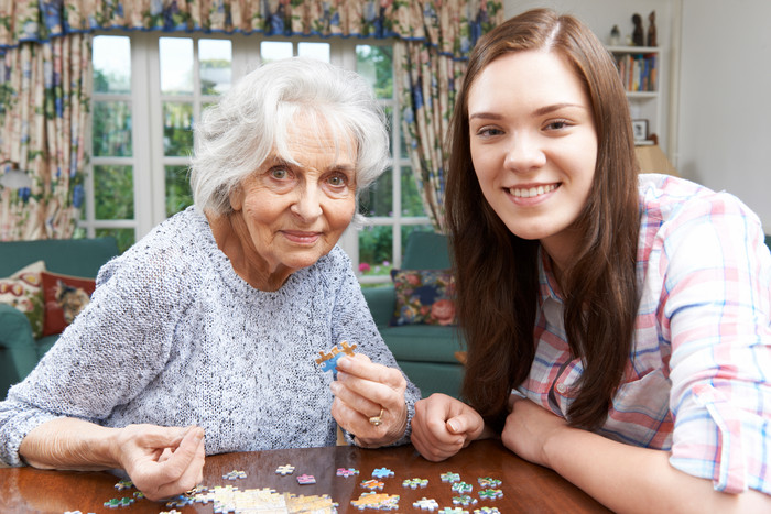 玩拼图的祖母和女孩
