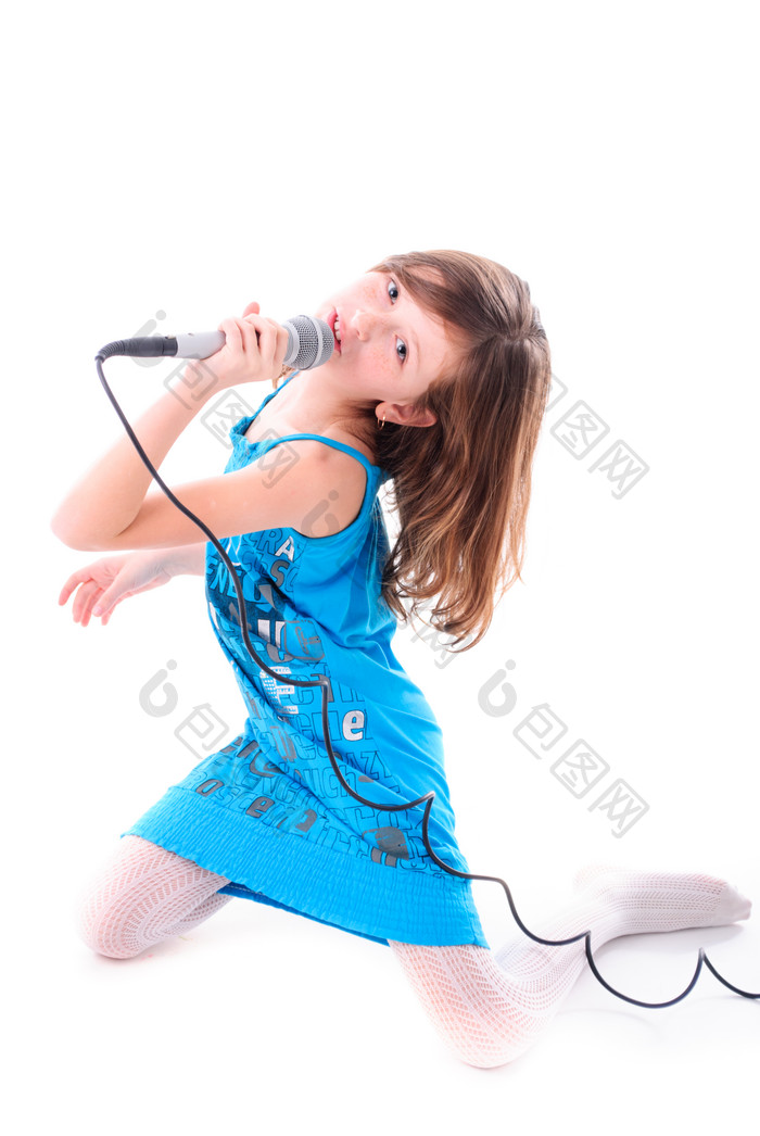 简约唱歌的女孩摄影图