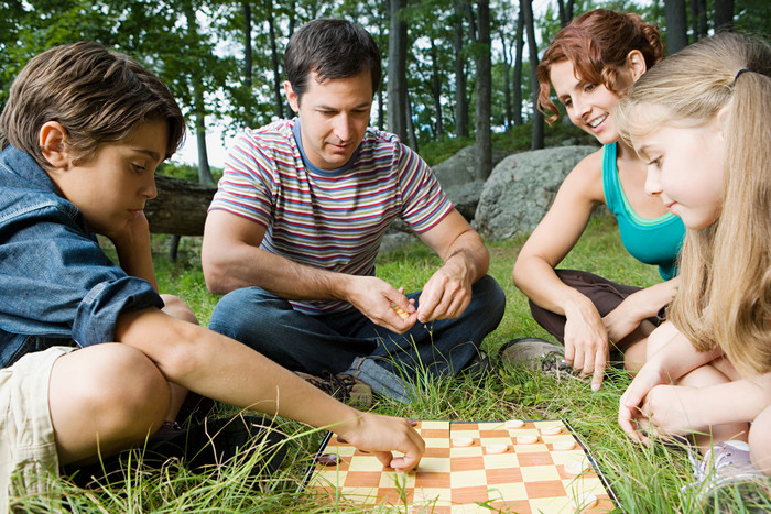 暗色调树林中下棋摄影图