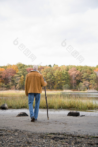 简约去散步的老人摄影图