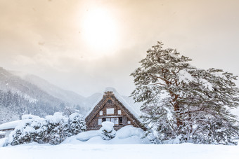 暗色调山上小屋摄影图