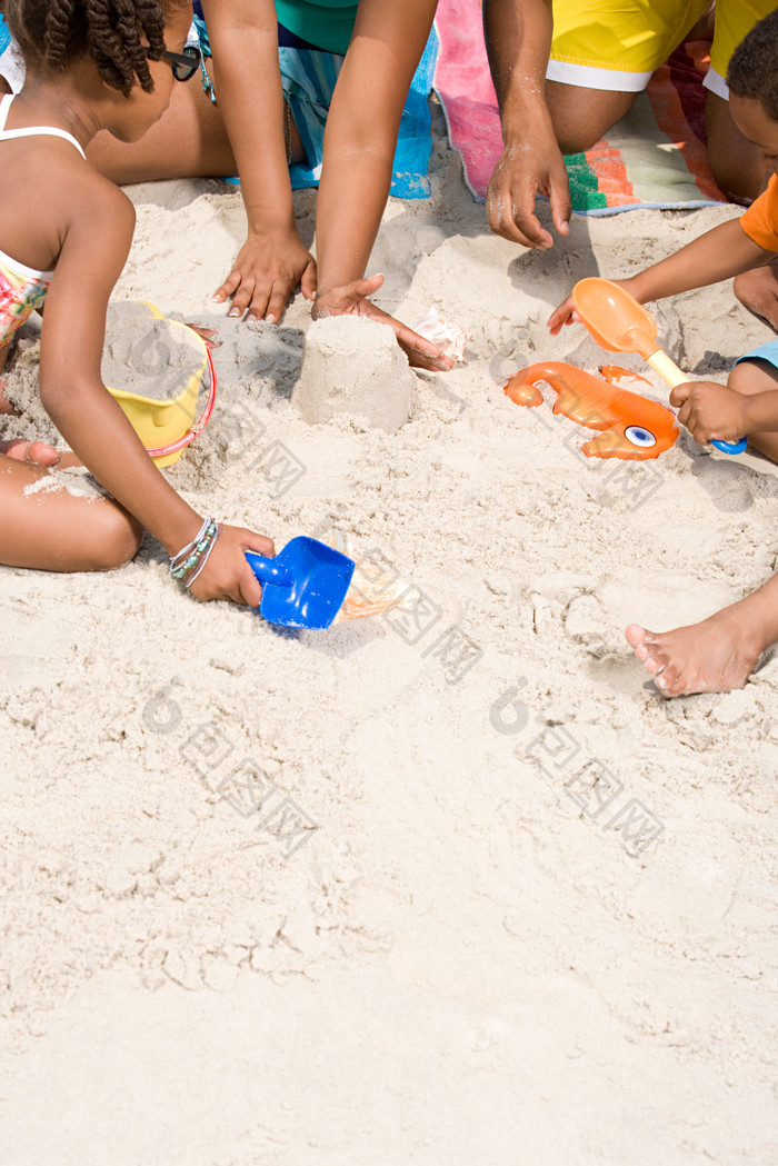 清新玩沙子的儿童们摄影图