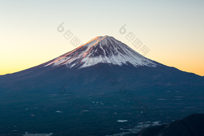 深色调富士山美景摄影图