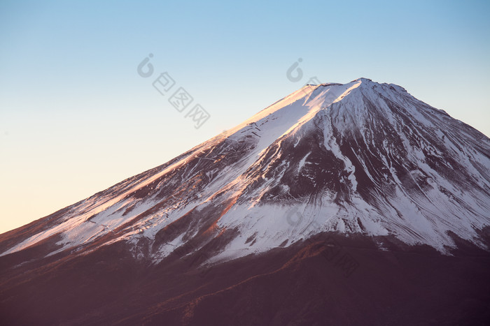 蓝色富士山美景摄影图