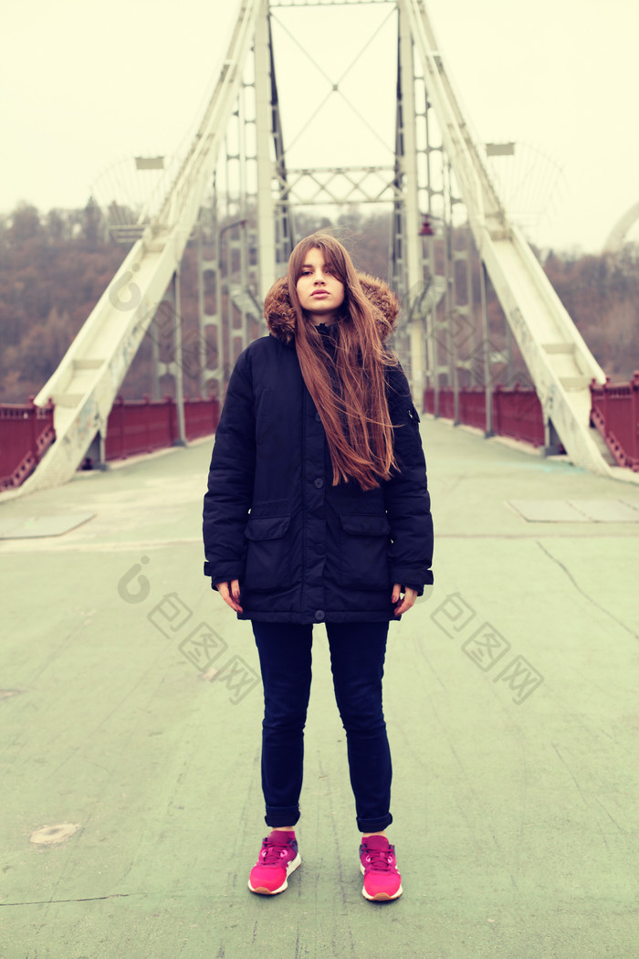 冬天站桥上的女人