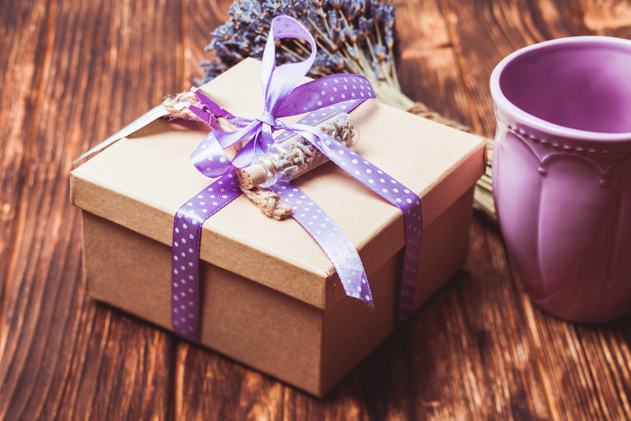 礼品盒和紫色杯子