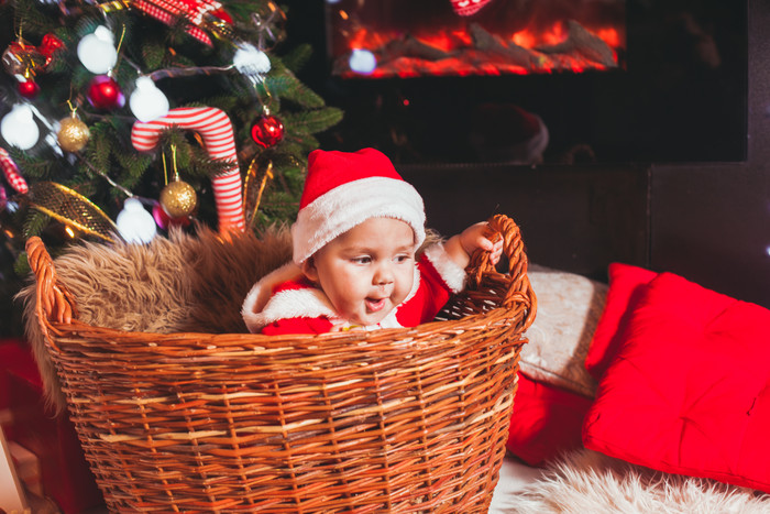 篮子里戴圣诞帽的婴儿