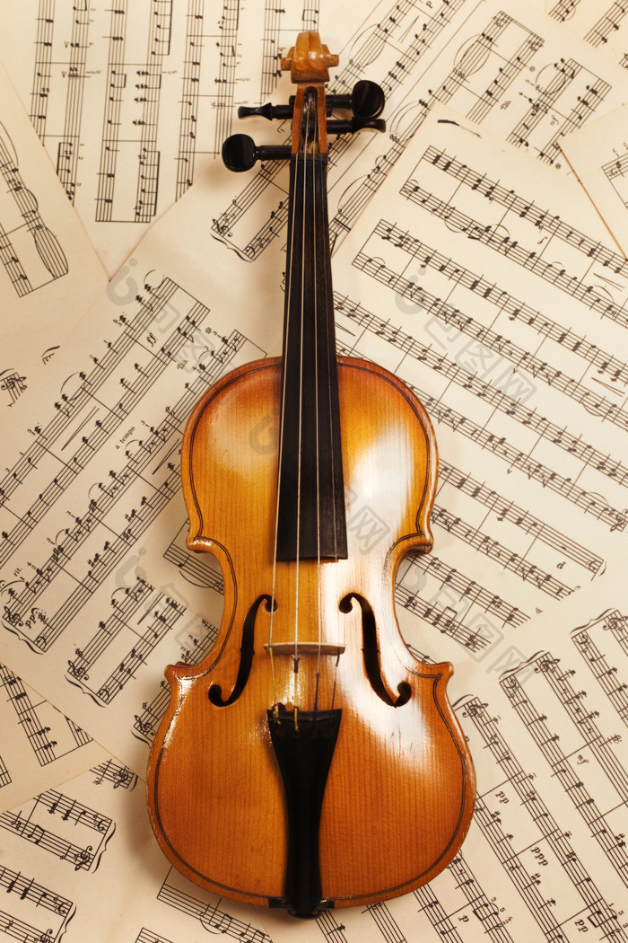 简约乐谱上的小提琴摄影图