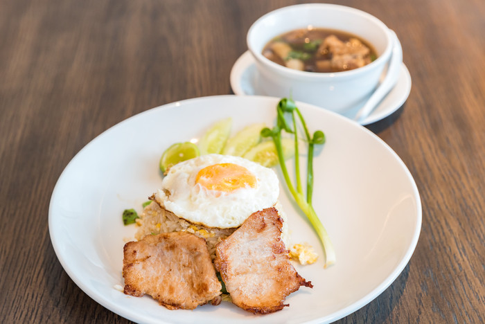 盘子里的煎蛋和肉食