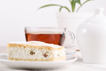 凝乳蛋糕和红茶摄影图