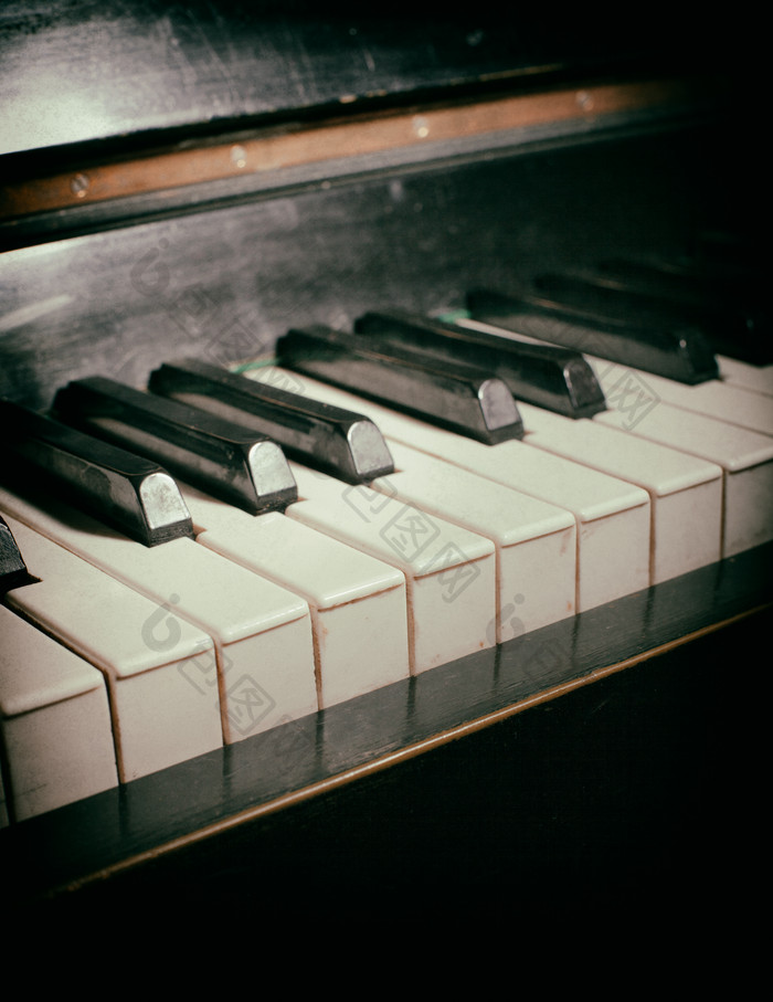 钢琴上的黑白键摄影图
