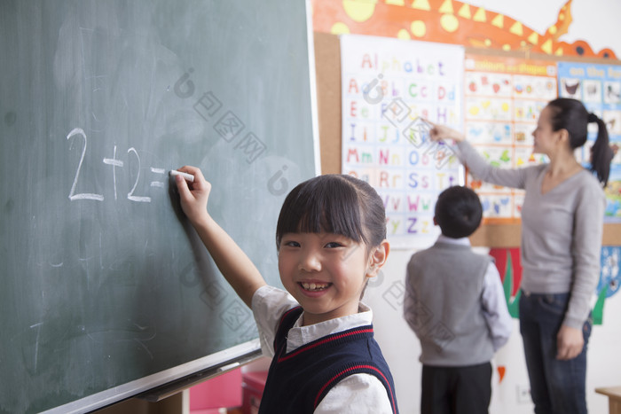 在黑板上算数的小女孩