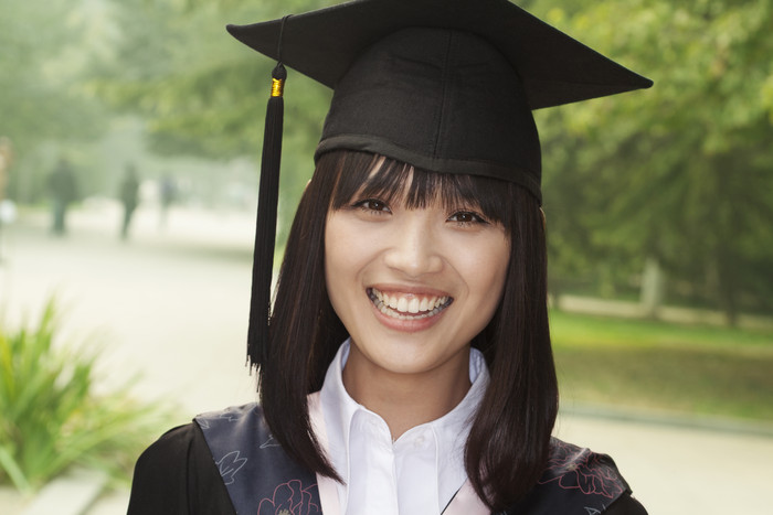 戴学位帽的年轻女孩