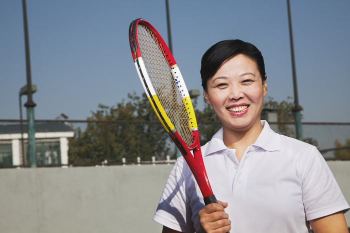 成熟的女人打网球肖像