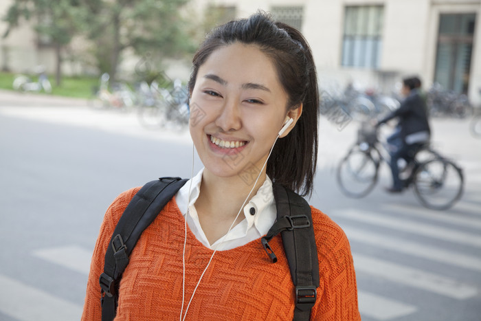 女学生站在人行道上