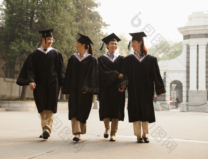 学生学校学士帽一群人男人女人毕业开心的